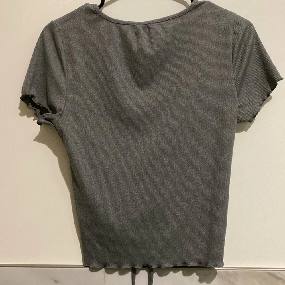 Gray Ruched V-Neck Top - Picture 2 of 2